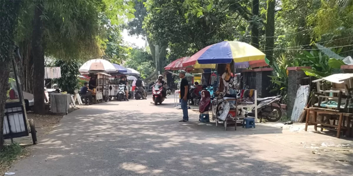 Pasar Jongkok Depok menawarkan wisata kuliner murah dengan aneka jajanan dan makanan berat. Lokasinya dekat Taman Lembah Gurame. (Dok. Herwin)