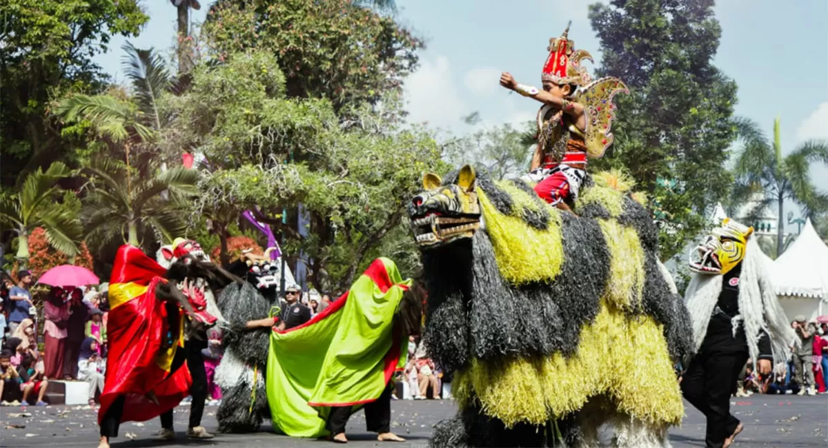 Hari Jadi Kabupaten Ciamis ke-384 berlangsung meriah dengan penghargaan, bantuan sosial, dan Galuh Ethnic Carnival 2026. (Dok. Prokopim Ciamis)