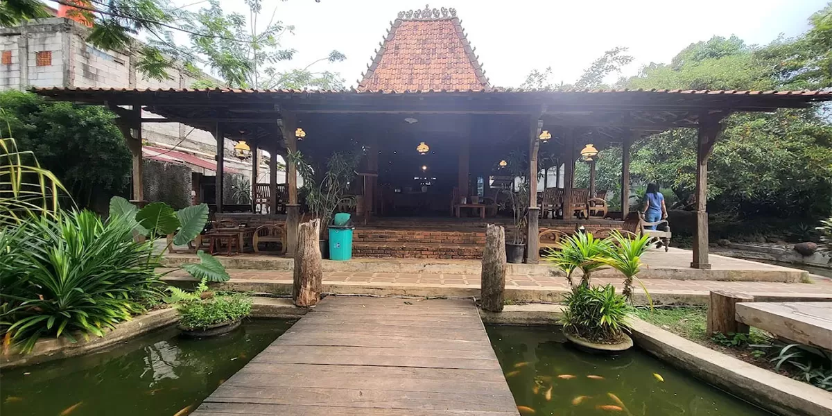 Wisata kuliner Depok di Omah Saerah menawarkan masakan khas Jogja dengan nuansa Jawa yang asri dan ramah keluarga.   (Dok. Pakdhe Eq)