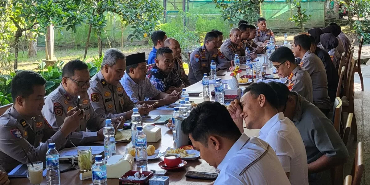 Polda Jawa Timur (Jatim) mempersiapkan pertunjukkan wayang kulit dalam peringatan HUT ke 80 Bhayangkara di Taman Blambangan, Banyuwangi. (Dok. Polda Jatim)