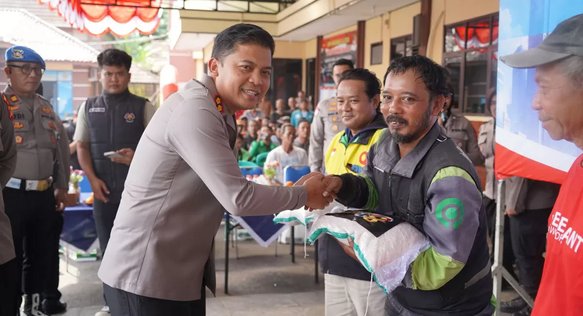 Kapolres Tasikmalaya Kota AKBP Andi Purwanto, S.I.K., M.H., secara simbolis menyerahkan bantuan kepada masyarakat pada kegiatan peringatan Hari Bhayangkara ke-80 yang digelar Polres Tasikmalaya Kota, Jumat (12/6/2026). (Dok. AMS)