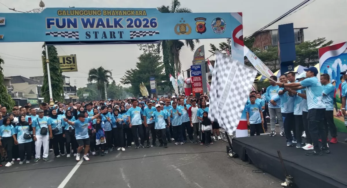 Kapolres Tasikmalaya Kota AKBP Andi Purwanto, S.I.K., M.H., bersama Wali Kota Tasikmalaya Viman Alfarizi melepas peserta kegiatan Galunggung Fun Walk yang digelar di depan Mapolres Tasikmalaya Kota, Sabtu (13/6/2026). (Dok. AMS)