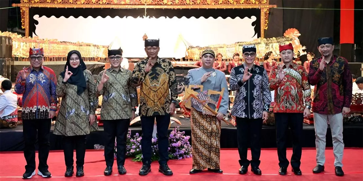 Wayang kulit Ki Bayu Aji memukau ribuan penonton di Taman Blambangan Banyuwangi, disaksikan langsung Kapolda Jatim Irjen Pol Nanang Avianto. (Dok. Polda Jatim)