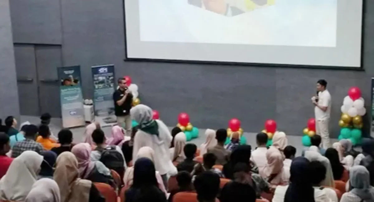 Bank Indonesia memberikan literasi rupiah kepada kaum disabilitas dalam upaya memperluas jangkauan edukasi Cinta Bangga Paham Rupiah ke seluruh lapisan masyarakat yang digelar di GCC Dadaha Kota Tasikmalaya, Minggu (14/6/2026). (Dok. AMS)