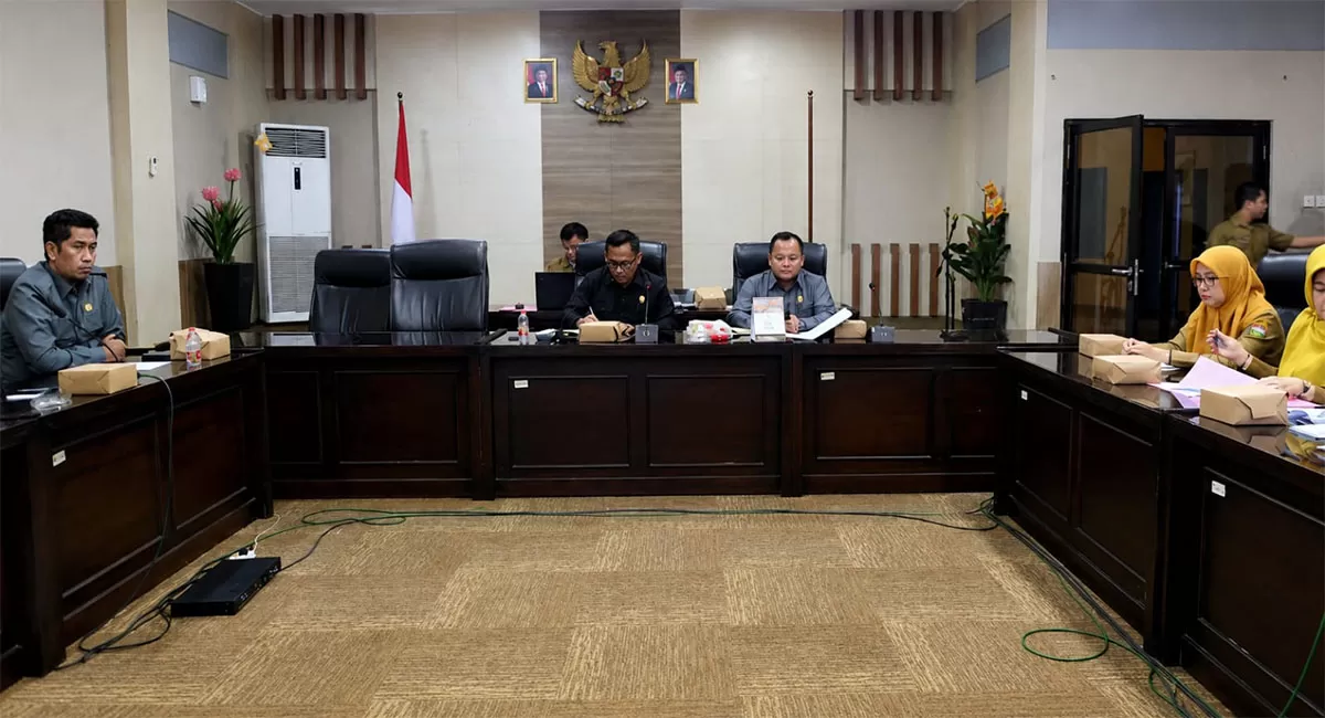 Rapat gabungan Komisi I dan Komisi IV DPRD Kabupaten Tasikmalaya bersama pihak RSUD KHZ Musthafa, Dinkes, dan Bagian (Ekbang) Setda Kabupaten Tasikmalaya di Ruang Serba Guna DPRD, Senin (15/6/2026). (Dok. DFK)