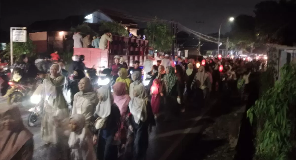 Pawai Obor Tahun Baru Islam 1448 H di Kota Tasikmalaya berlangsung meriah, diikuti ribuan warga, santri, dan pelajar, , Senin (15/6/2026). (Dok. AMS)