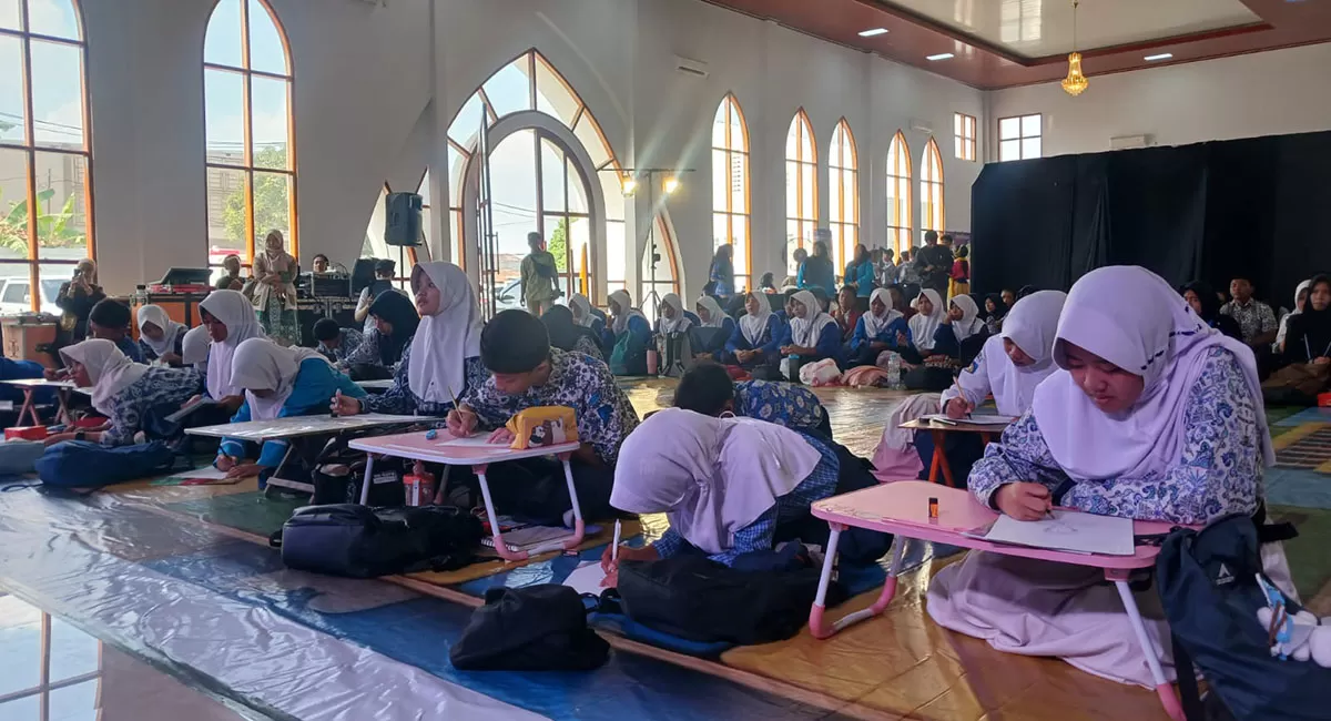 Siswa SMP mengikuti Festival 7 Kebiasaan Anak Indonesia Hebat yang digelar Disdikbud Kabupaten Tasikmalaya di Gedung Graha Nanjung, Desa Cintaraja, Kecamatan Singaparna, Rabu (17/6/2026). (Dok. AMS)
