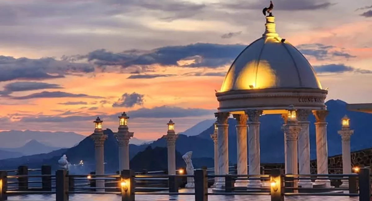 Hidden Valley Hills Purwakarta hadir dengan konsep negeri di atas awan, resort mewah, dan infinity pool berlatar pegunungan. (Instagram/hiddenvalleyhillspurwakarta)