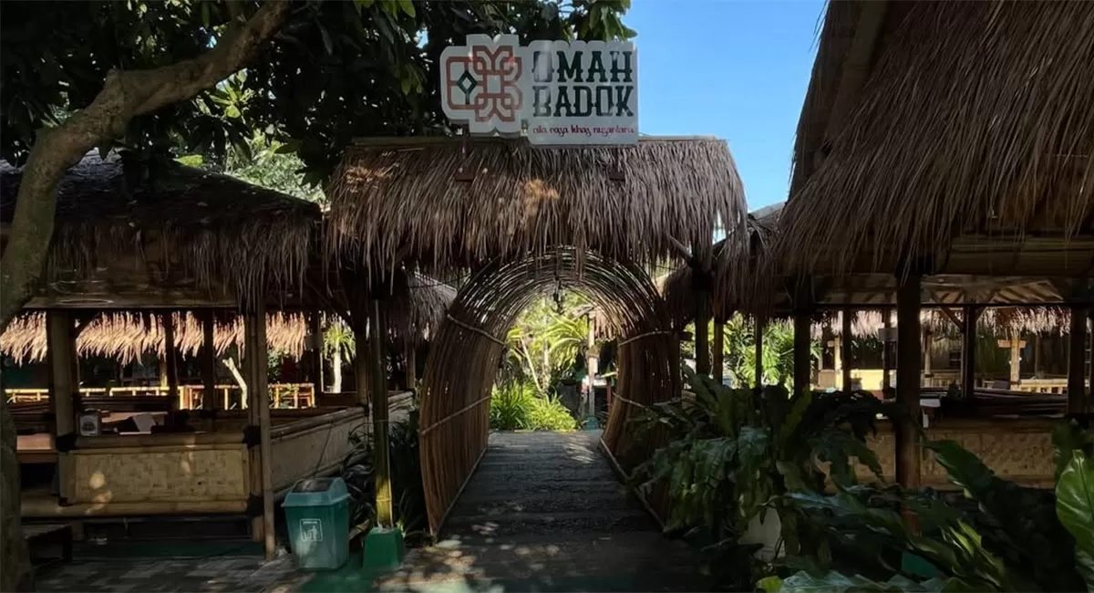 Wisata kuliner Bintaro di Omah Badok, Tangerang Selatan, hadir dengan suasana perdesaan dan aneka menu Nusantara. (Instagram/omahbadok)