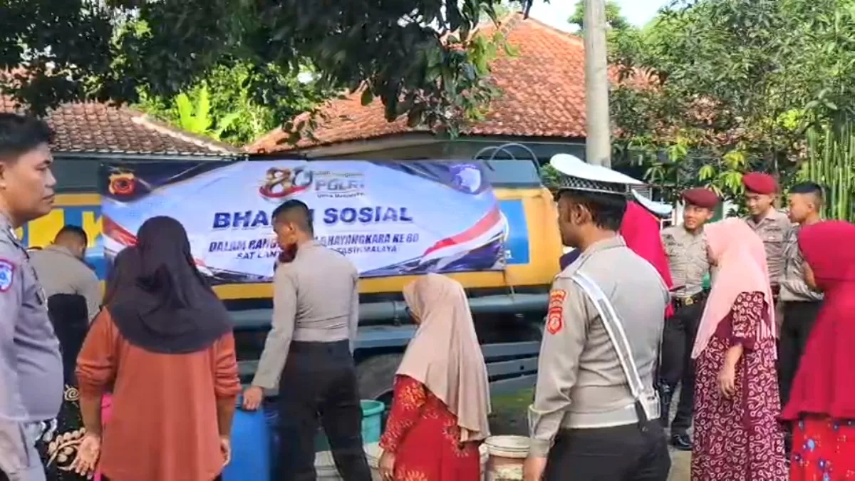 Warga Kampung Pasirbenying, Mangunreja, menerima bantuan 8.000 liter air bersih dan 100 paket sembako dari Polres Tasikmalaya (Dok. DFK)