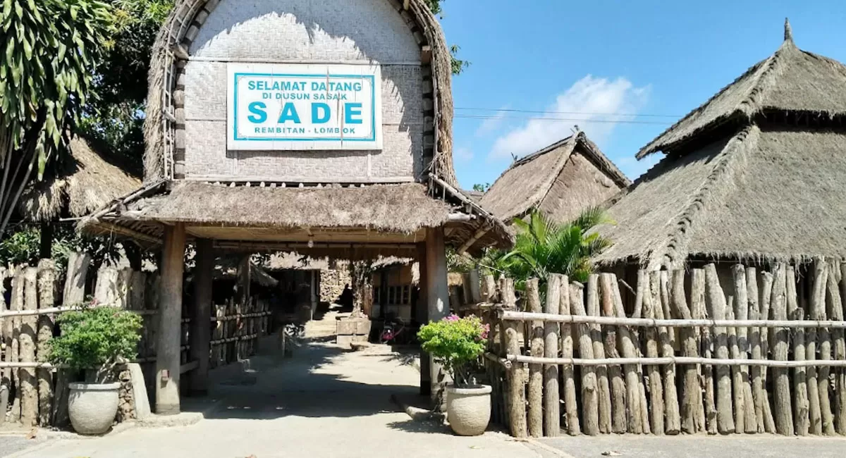 Wisata Lombok di Desa Sade menghadirkan pesona budaya Suku Sasak dengan rumah adat dan tradisi yang tetap terjaga.   (Tangkapan layer Google/adaaja)