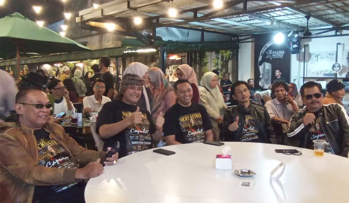 Wakil Wali Kota Tasikmalaya Diky Chandra bersama tim dari "A Tribute Nicky Astria" pada kegiatan pentas seni yang digelar di salah satu rumah makan di Jalan Yudanagara, Kota Tasikmalaya, Rabu (17/6/2026) malam. (Dok. AMS)