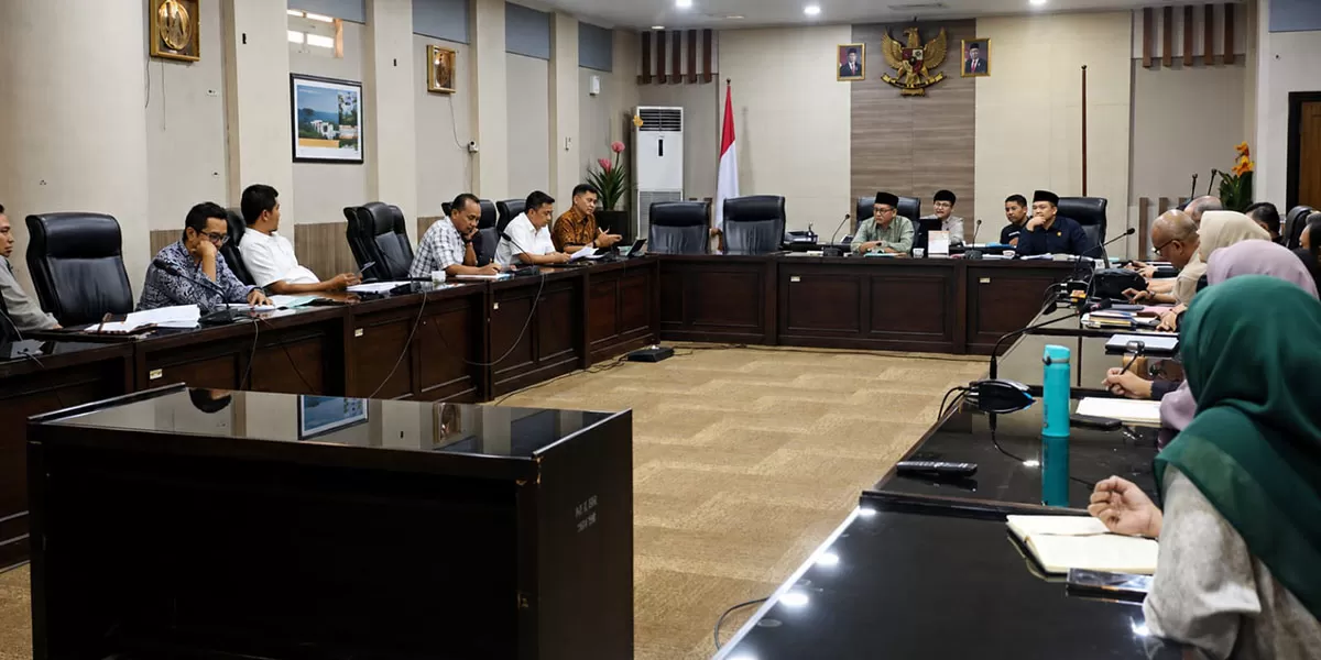 Komisi I dan Komisi IV DPRD Kabupaten Tasikmalaya menggelar rapat gabungan bersama unsur eksekutif guna mendalami polemik pengangkatan Dewan Pengawas RSUD KHZ Musthafa, Jumat (19/6/2026). (Dok. DFK)