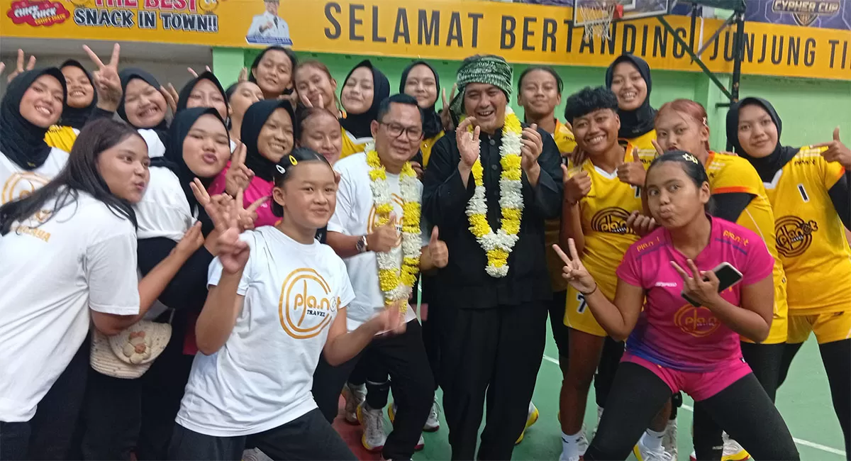 Wakil Wali Kota Tasikmalaya Diky Chandra bersama Ketua Umum PBVSI Kota Tasikmalaya, H. Oman Rohman, dan sejumlah atlet voli saat pembukaan Kejurkot Bola Voli antar klub perebutan Piala Ketua Umum PBVSI Kota Tasik di GOR Sukapura Dadaha, Kota Tasikmalaya, Sabtu (20/6/2026). (Dok. AMS)
