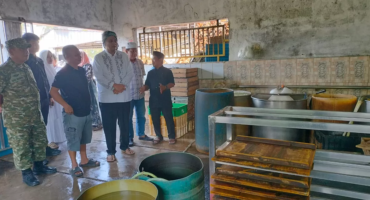 Wakil wali Kota Tasikmalaya Rd. Diky Chandra Negara saat mengunjungi salah satu pabrik perajin tahu di Kecamatan Mangkubumi Kota Tasikmalaya. (Dok. AMS)