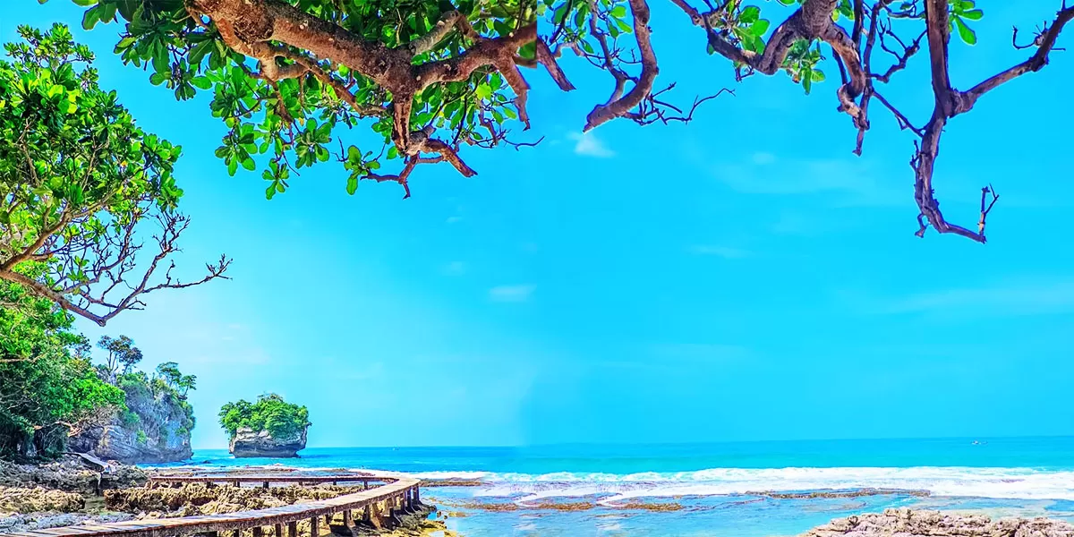 Pantai Karang Bokor Banten punya vibes seperti Nusa Penida, namun wisatawan dilarang berenang karena ombak besar dan karang.   (Instagram/pantaisawarna.id)