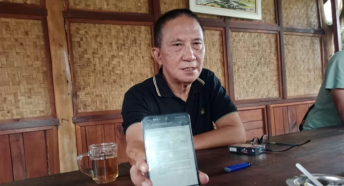 Sekjen Forum Leuwikeris, H Evi Hilman Nazarudin, memperlihatkan berita acara GTRA Kabupaten Tasikmalaya atas persetujuan penggunaan lahan eks HGU PT Wiriacakra Cineam untuk pembangunan Batalyon. (Dok. AMS)
