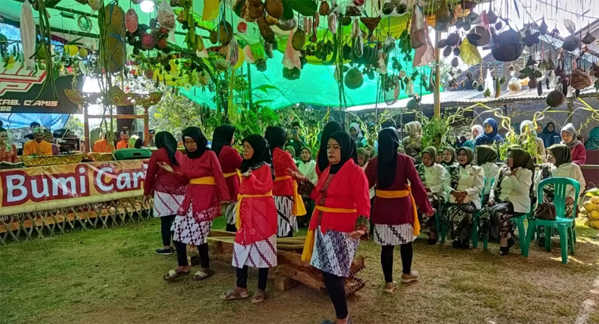 Hajat Bumi Cariu 2026 di Ciamis berlangsung meriah. Tradisi budaya warisan leluhur ini menampilkan ratusan hasil bumi. (Dok. Disparbud Ciamis)