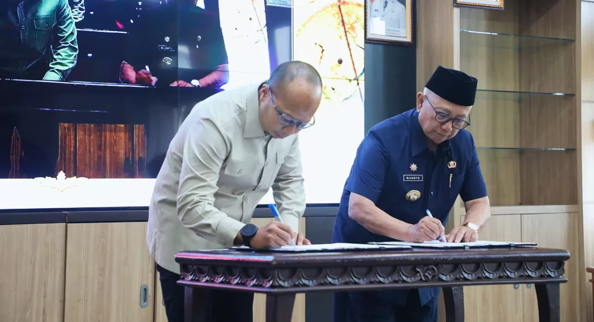 Wali Kota Tasikmalaya H. Viman Alfarizi Ramadhan, S.T., bersama Bupati Blitar Drs. H. Rijanto, M.M. melakukan penandatanganan kesepakatan Kerja Sama Antar Daerah (KAD) antara kedua wilayah. (Dok. AMS)