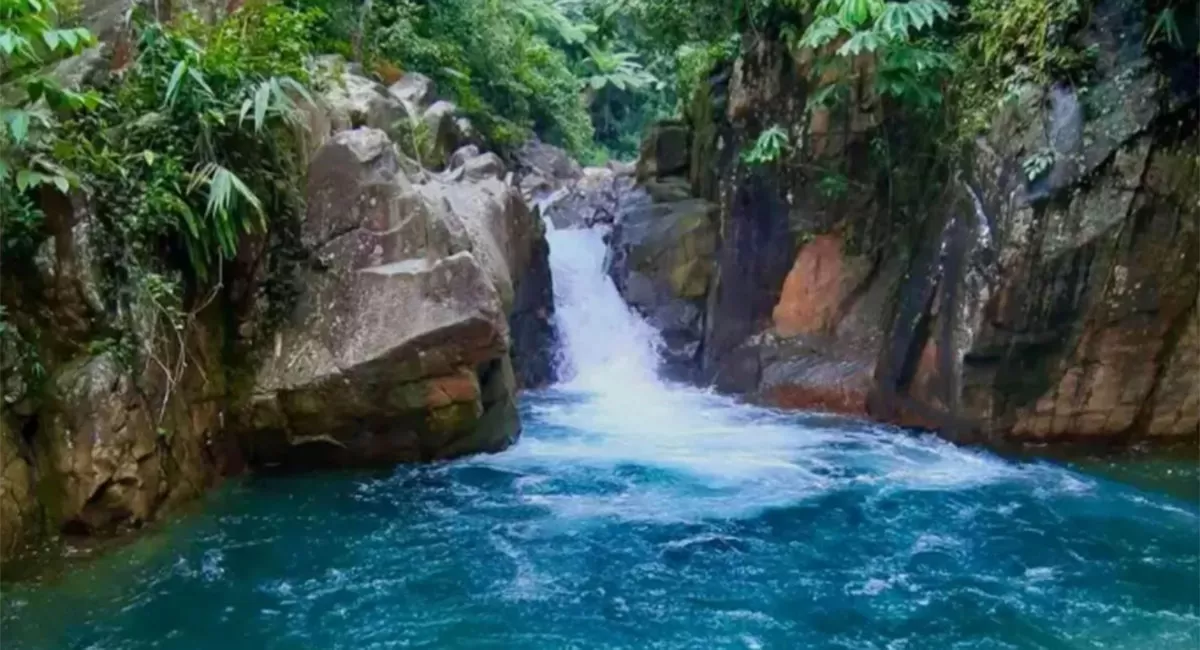 Curug Cibaliung menawarkan wisata Bogor dengan air jernih hijau kebiruan, area camping, dan pesona Green Canyon yang memukau. (Instagram/curugcibaliungsentul)