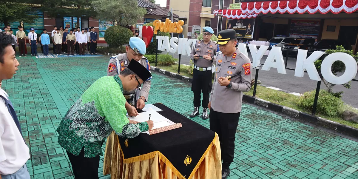 Kapolres Tasikmalaya Kota AKBP Andi Purwanto, S.I.K., M.H. menandatangani Deklarasi Madrasah Ramah Anak di Lapangan Apel Polres Tasikmalaya Kota, Jumat (26/6/2026). (Dok. AMS)
