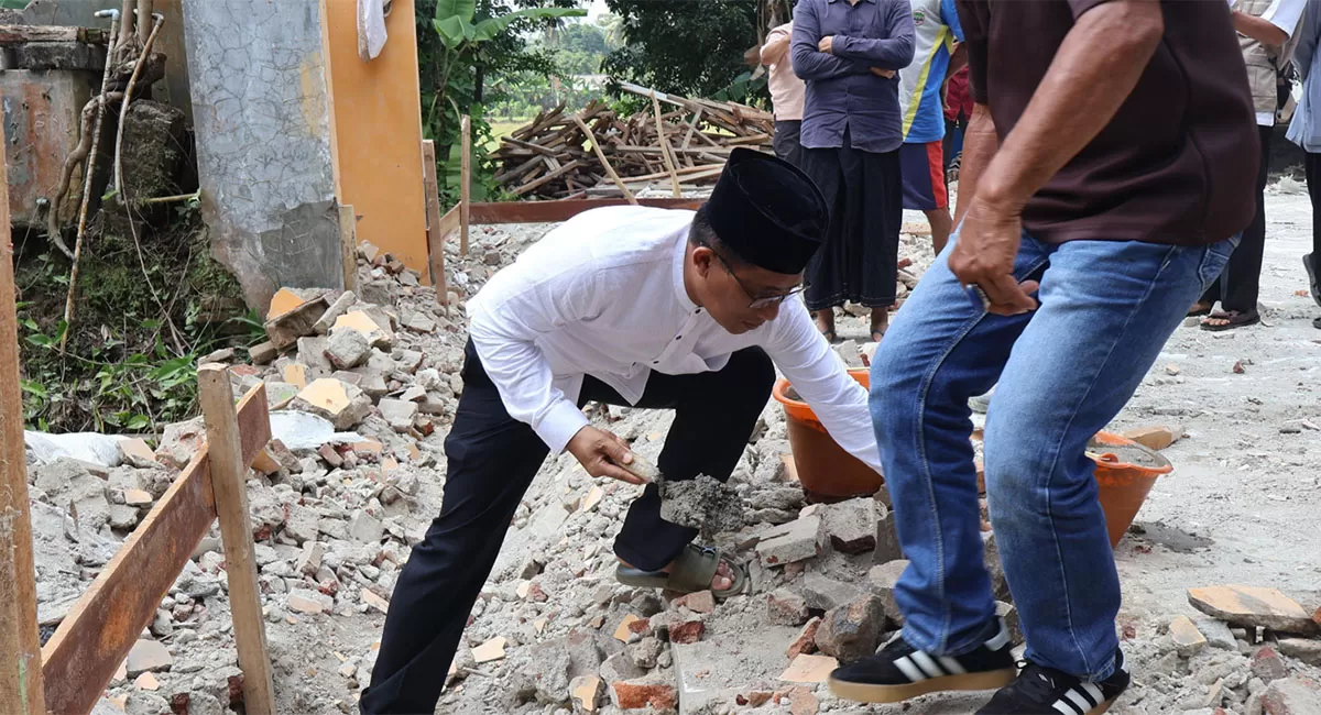 Didi Sukardi meletakan batu pertama sebagai tanda memulai pembangunan Masjid Cidolog di Desa Ciparay. Rumah ibadah baru disiapkan untuk memenuhi kebutuhan 82 KK setempat. (Dok. KDS)