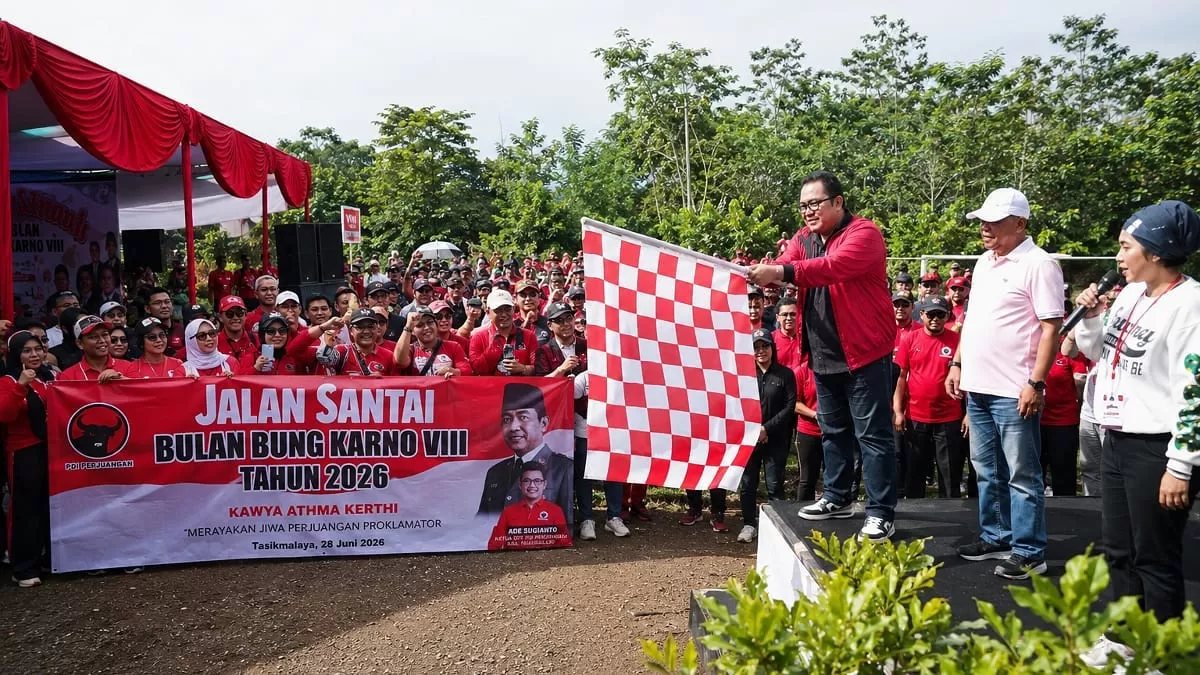 Ketua DPC PDI Perjuangan Kabupaten Tasikmalaya, Ade Sugianto melepas ribuan peserta JBBK,&nbsp;Minggu (28/6/2026). (Dok. DFK)