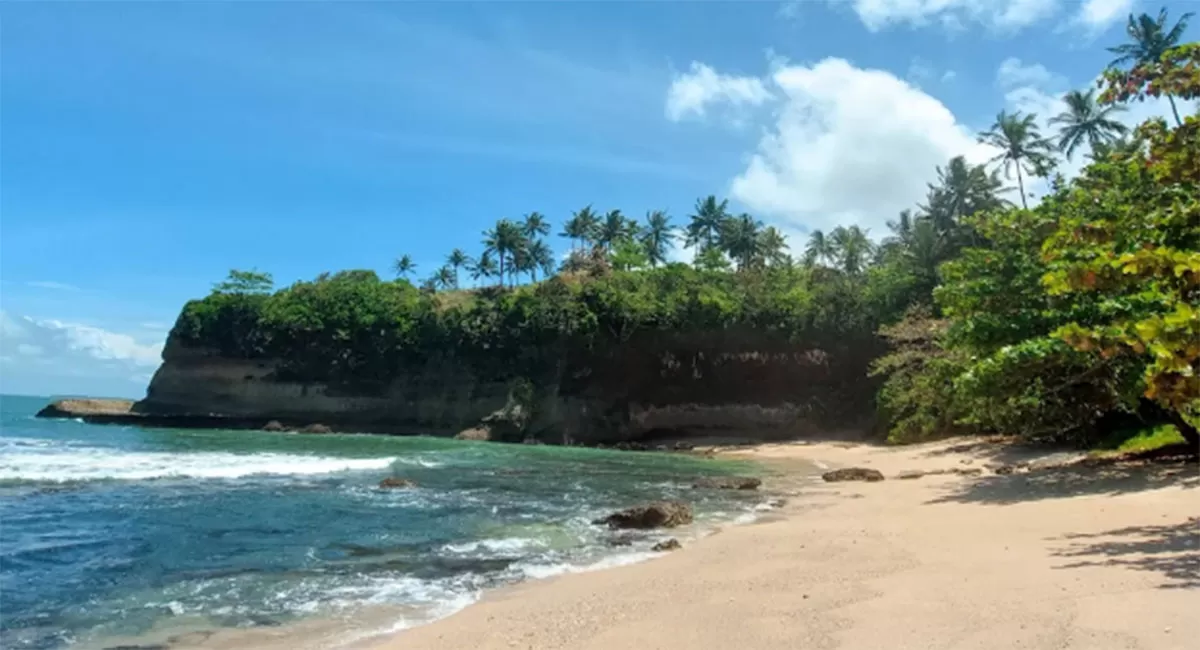 Pantai Sodong Ujung Genteng menawarkan wisata Sukabumi dengan pasir putih, air jernih, dan suasana pantai pribadi yang memikat.   (Foto: Trisna Muhammad)