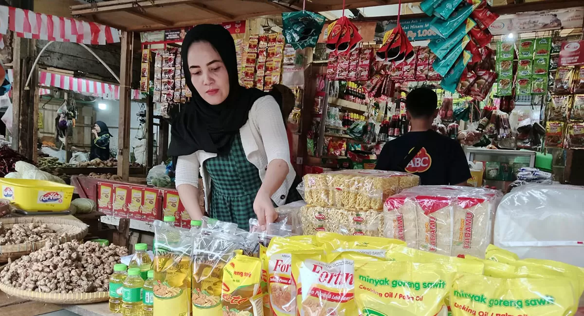 Harga bahan pokok di Pasar Cikurubuk turun setelah MBG ditutup. Pedagang kecil mengaku stok kembali normal dan belanja masyarakat meningkat. (Dok. AMS)