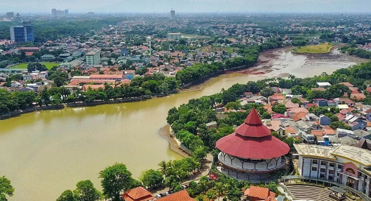 Setu Babakan menawarkan wisata Jakarta Selatan bernuansa budaya Betawi dengan kuliner tradisional dan suasana yang asri.   (Instagram/wisatasetubabakan)