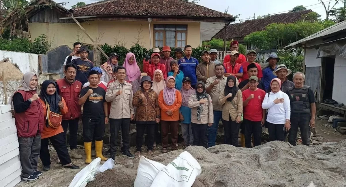 Dinsos Garut rehabilitasi rumah Ibu Minawati di Cilawu bersama pilar sosial dan warga melalui gotong royong demi hunian layak. (Dok. Diskominfo Garut)