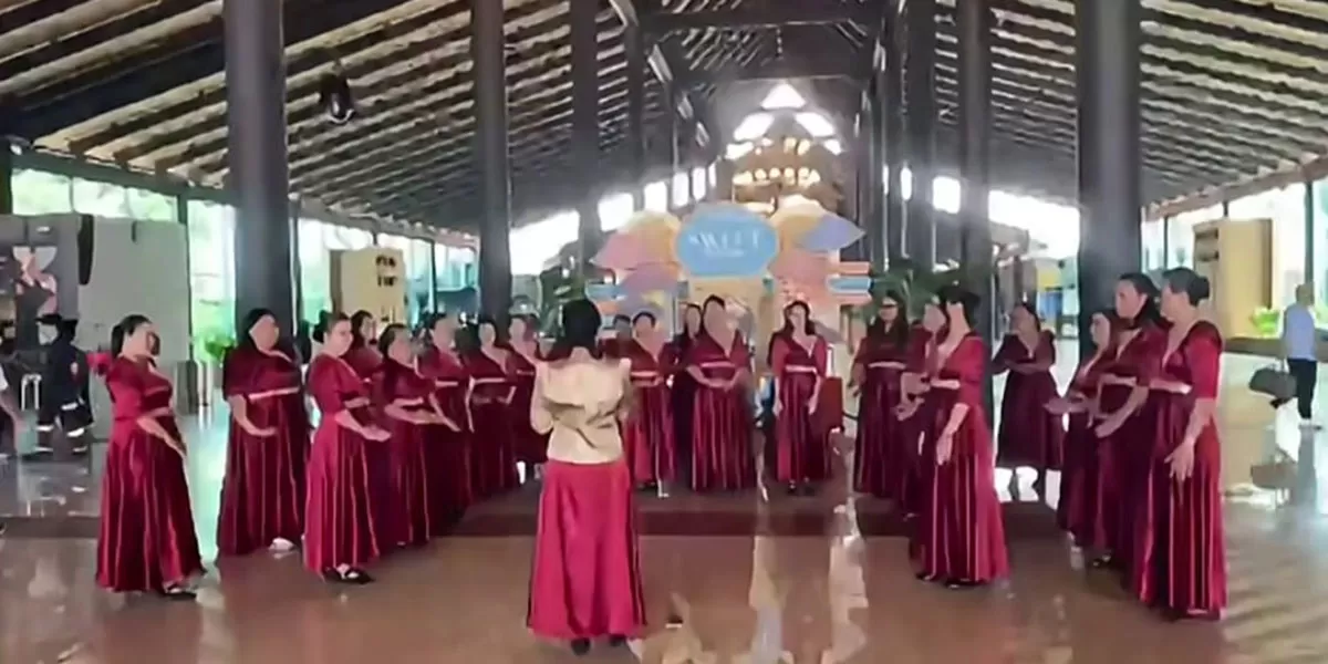 Kontingen Pesparawi Kepri viral bernyanyi di Bandara Soekarno-Hatta usai gagal terbang ke Manokwari karena tiket belum dibayar. (Instagram/susanarotasouw)