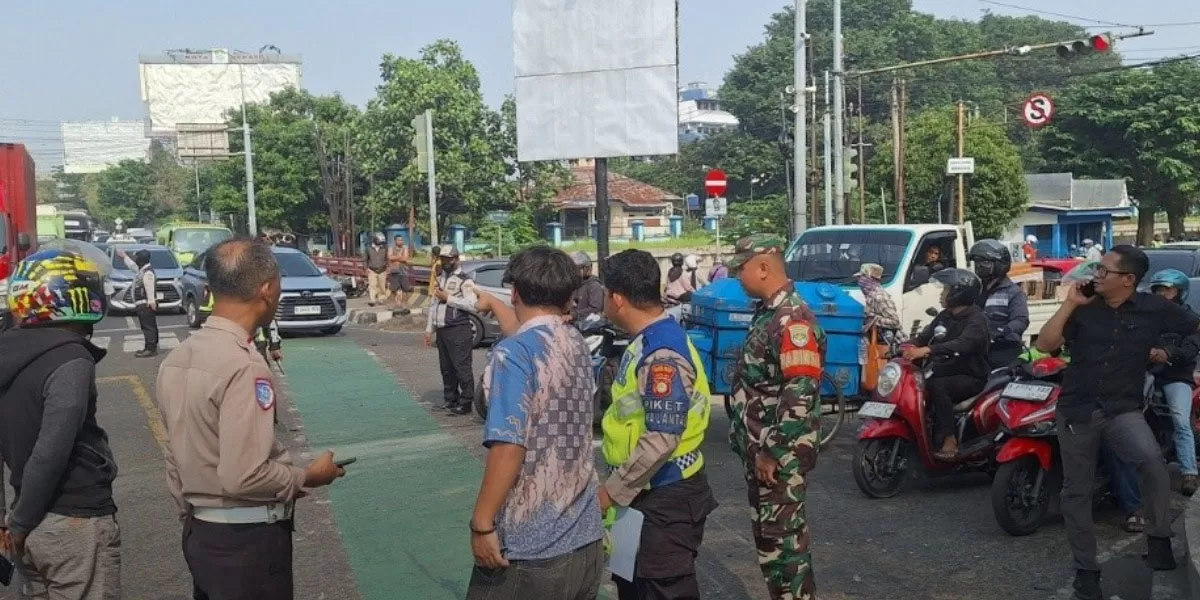 Kecelakaan maut di Simpang Unisma Bekasi diduga akibat rem blong. Truk wing box menghantam belasan motor, satu korban meninggal. (Instagram.com/@infobekasi)