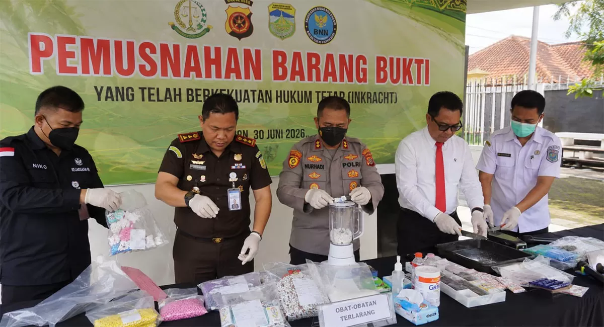 Melibatkan Polres Tasikmalaya, Dinas Kesehatan, serta Badan Narkotika Nasional (BNN) Kota Tasikmalaya, Kejari Kabupaten Tasikmalaya memusnahkan berbagai barang bukti perkara pidana yang telah berkekuatan hukum tetap (inkrah). (Dok. DFK)