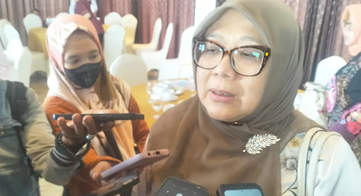 Ketua Perhimpunan Hotel dan Restoran Indonesia (PHRI) Kota Tasikmalaya, Susi Susanti, diwawancara awak media usai kegiatan pertemuan bulanan DPC PHRI Kota Tasikmalaya, Selasa (30/6/2026). (Dok. AMS)