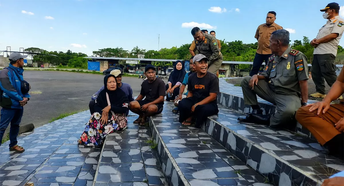 Bupati Tasikmalaya, Dr. H. Cecep Nurul Yakin bersama KasatPolPP terjun langsung menemui sejumlah pedagang di kawasan Masjid Agung Baiturrahman. (Dok. DFK)