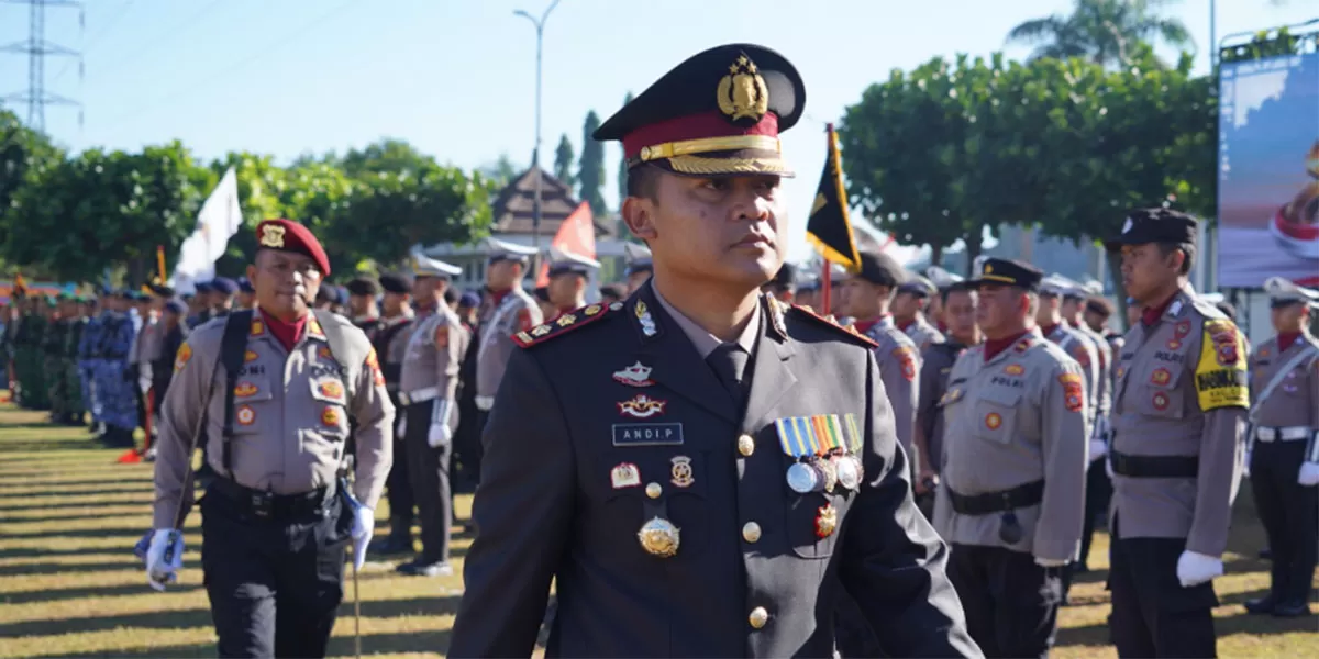 Kapolres Tasikmalaya Kota AKBP Andi Purwanto memimpin Upacara HUT Bhayangkara ke-80 tingkat Polres Tasikmalaya Kota yang berlangsung khidmat di halaman Bale Kota Tasikmalaya, Rabu (1/7/2026). (Dok. AMS)