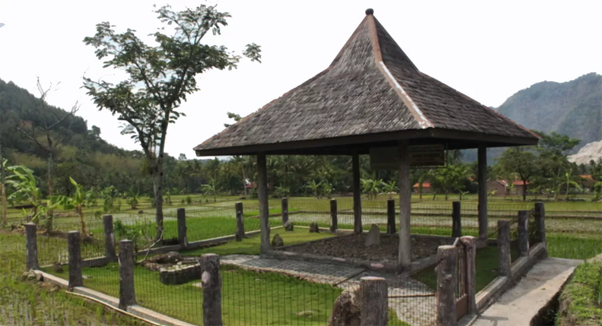 Prasasti Huludayeuh di Cirebon menjadi situs bersejarah peninggalan Prabu Siliwangi yang menawarkan panorama sawah dan suasana tenang.   (Dok. Perpustakaan Digital Budaya Indonesia)