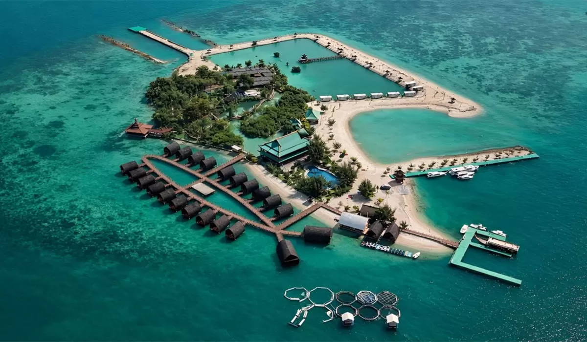 Pulau Lima Serang di Banten menghadirkan pengalaman staycation ala Maldives dengan villa di atas laut dan panorama sunset yang memikat.   (Instagram/pulaulimaresort)