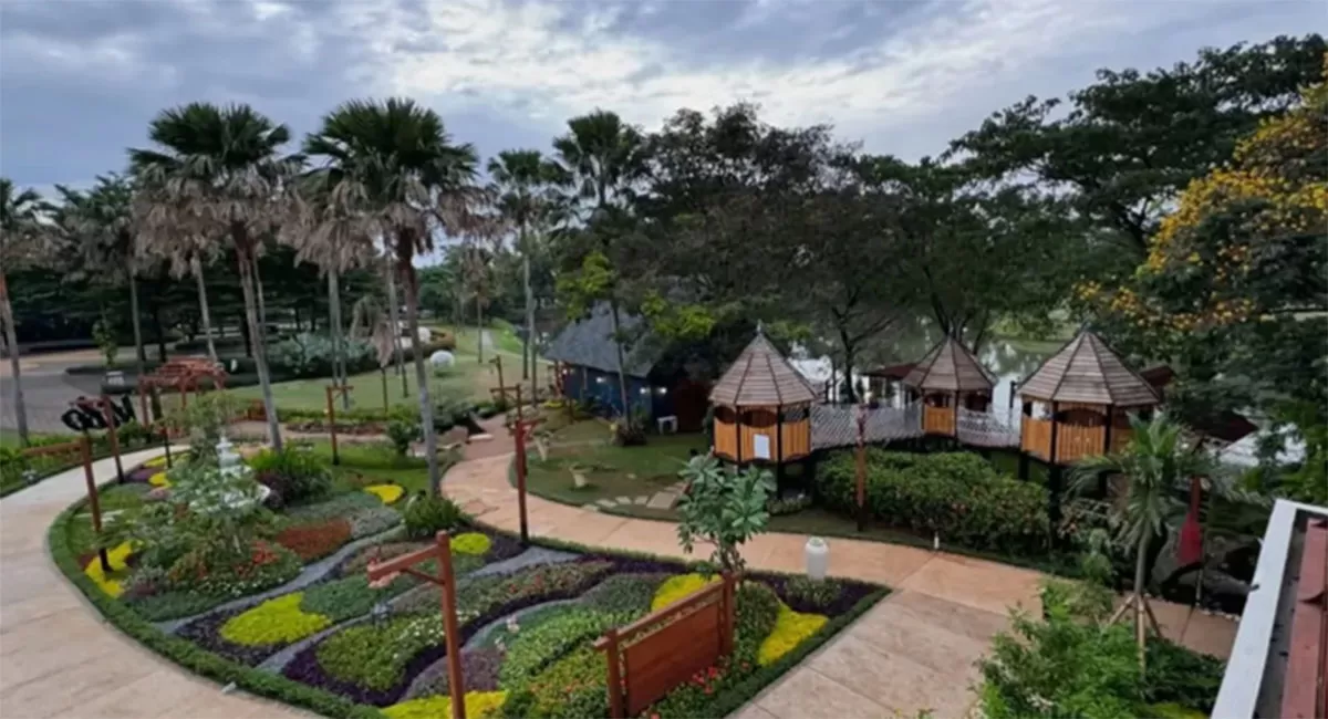 Vilo Gelato Cimanggis menghadirkan spot healing di Depok dengan pemandangan danau, sunset indah, dan suasana asri yang bikin betah. (Instagram/ssci.bogordepok)