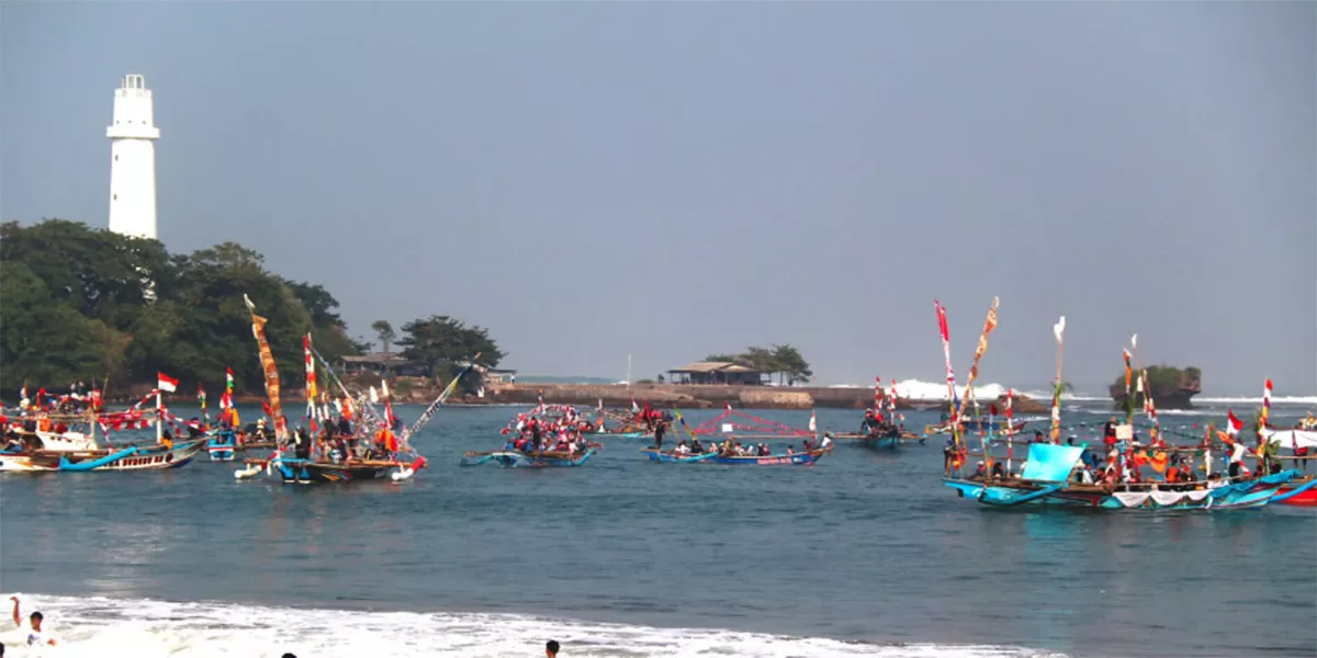 Tasyakur Nelayan Santolo 2026 di Pantai Santolo Garut memadukan tradisi, syukur nelayan, dan budaya pesisir yang siap menjadi daya tarik wisata.   (Diskominfo Kabupaten Garut)