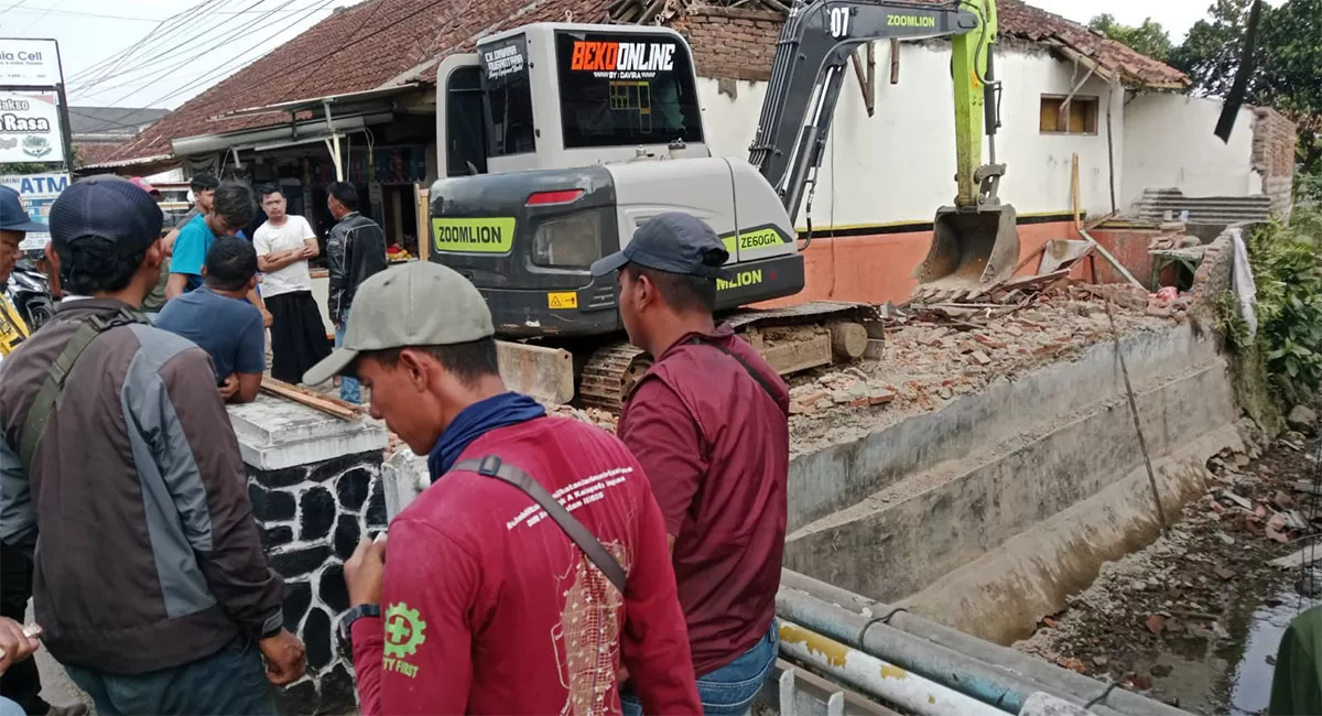Warga pemilik bangunan di atas bantaran Sungai Cikunten mempertanyakan proses pembongkaran bangunan oleh BBWS Citanduy di Jalan Perintis Kemerdekaan, Kecamatan Kawalu, Kota Tasikmalaya, Senin (6/7/2026). (Dok. AMS)