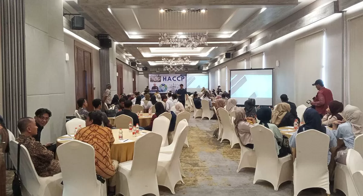 Jajaran SPPG di Kota Tasikmalaya mengikuti pelatihan HACCP di Hotel Cordela, Selasa (7/7/2026), guna meningkatkan standar keamanan pangan dan kualitas pengelolaan dapur. (Dok. AMS)