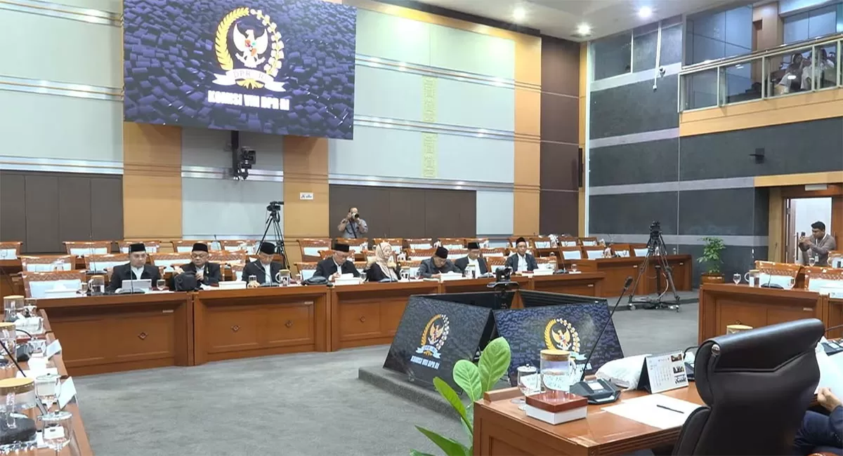 Pernyataan Ketua KBIHU Jabar soal jemaah haji lansia memicu polemik. DPR menegur, warganet menilai akar persoalan ada pada antrean haji. (YouTube/TV Parlemen)