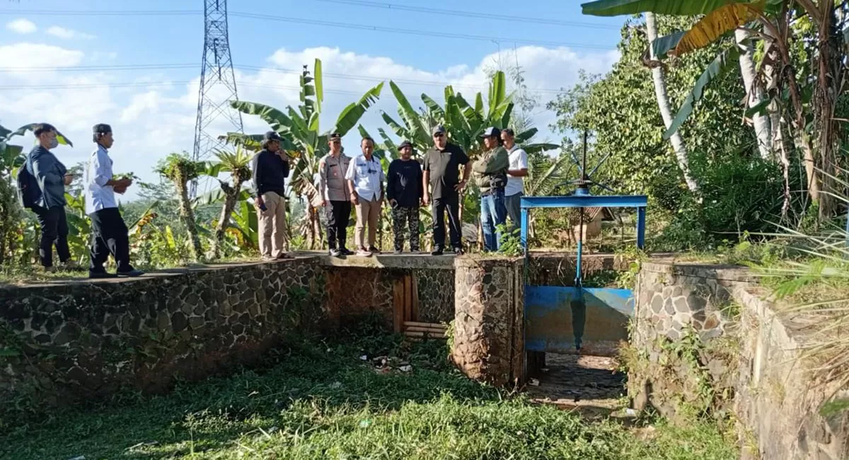 Anggota Komisi IV DPRD Provinsi Jawa Barat (Jabar) Arip Rachman SE MM, bersama anggota komisi IV lainnya saat meninjau lokasi pelebaran dan peningkatan jalan Kudang-Alun-alun Singaparna. (Dok. DFK)