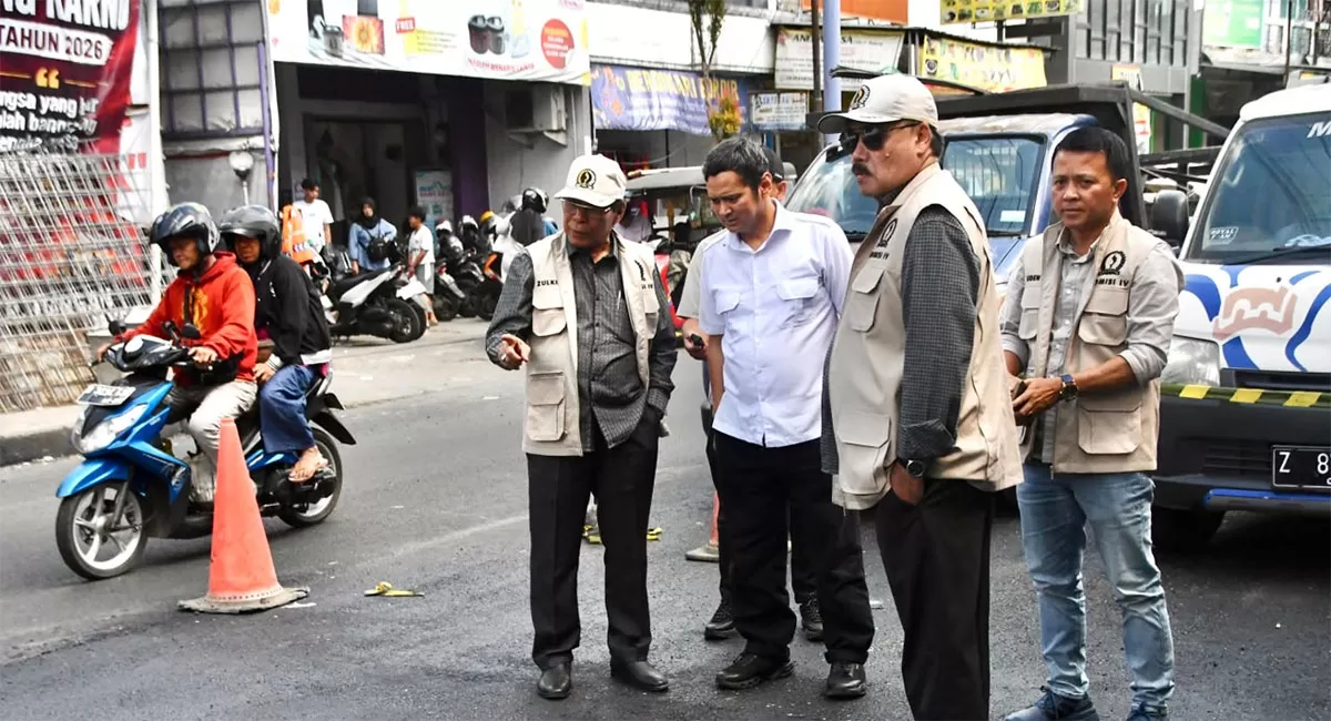 Anggota Komisi IV DPRD Provinsi Jawa Barat (Jabar) Arip Rachman SE MM, bersama anggota komisi IV lainnya saat meninjau lokasi pelebaran dan peningkatan jalan Kudang-Alun-alun Singaparna. (Dok. DFK)