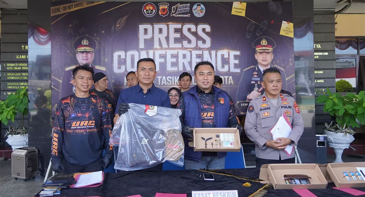 Kasat Reskrim Polres Tasikmalaya Kota AKP Januar Rangga Fardhela saat menyampaikan hasil pengungkapan kasus ganjal ATM dalam konferensi pers di halaman Mapolres Tasikmalaya Kota, Kamis (9/7/2026). (Dok. AMS)