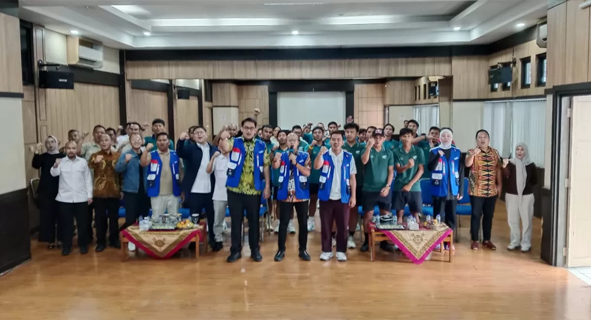 Atlet Timnas Minisoccer Indonesia berfoto bersama Staf Khusus Presiden Bidang UMKM, Ekonomi Kreatif, dan Teknologi Digital Tiar Nabilla Karbala serta Wali Kota Tasikmalaya Viman Alfarizi di Aula Balai Kota Tasikmalaya, Sabtu (11/7/2026). (Dok. AMS)