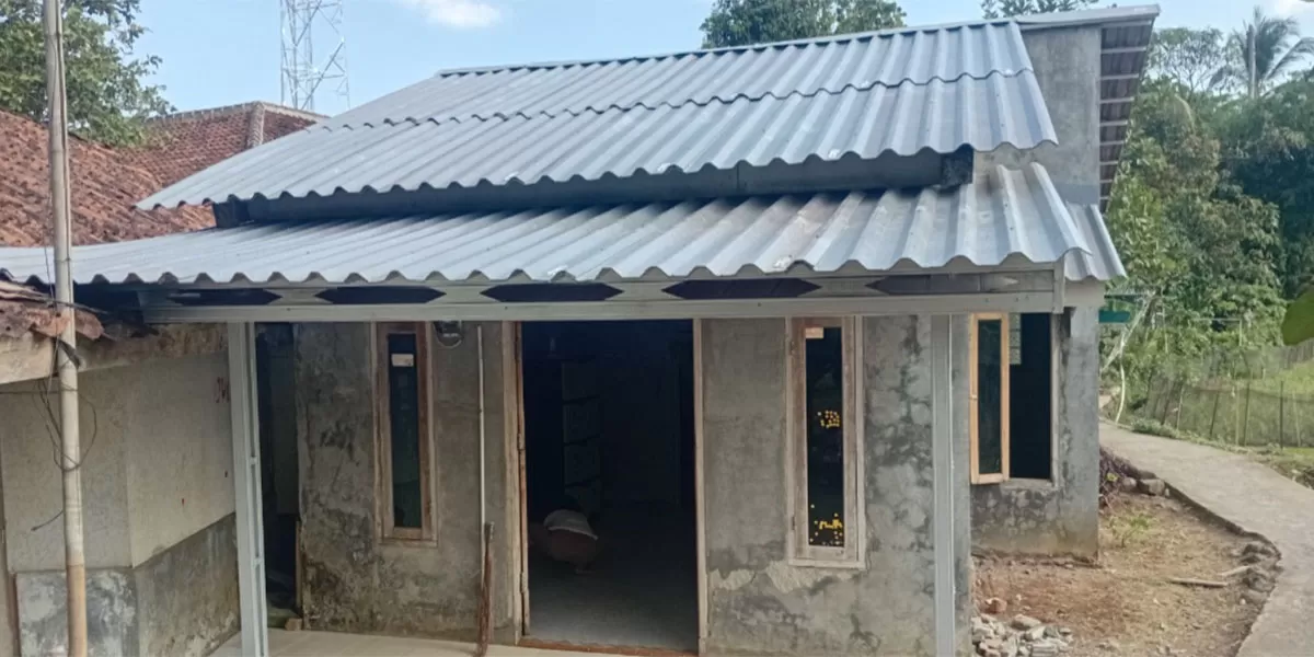Program Ganti Atap Rumah Wartawan kembali berjalan. Editor elbaitsukabumi.com kini merasakan manfaat Atap Alduro yang lebih nyaman. (Dok. Promedia)