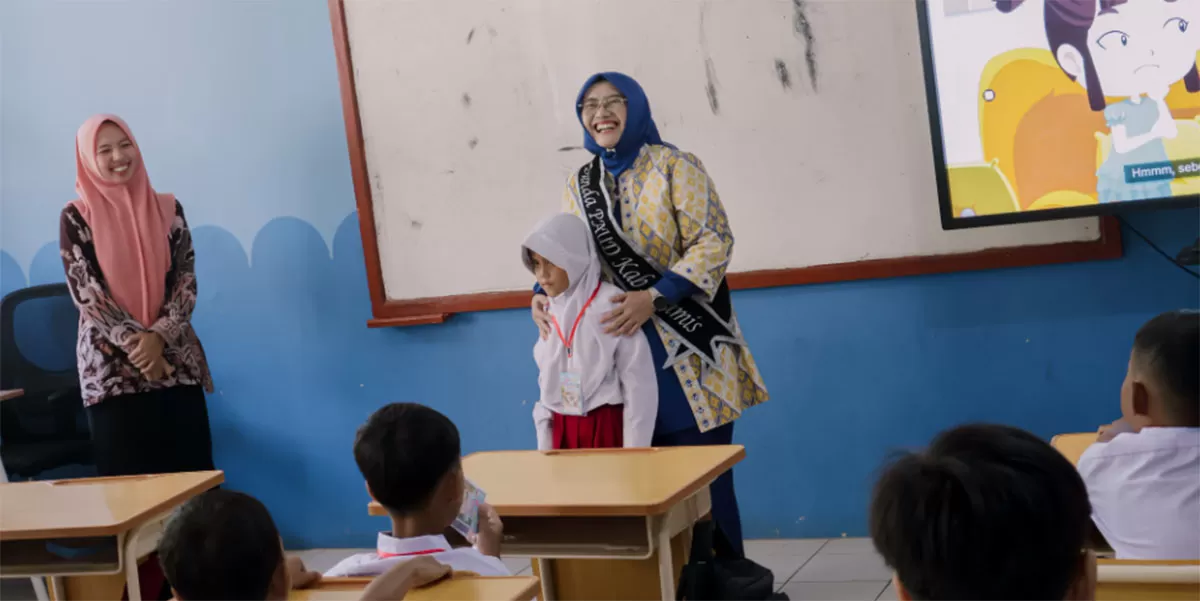 Bunda PAUD Ciamis, Hj. Kania Ernawati Herdiat, menyapa dan memberi semangat kepada peserta didik saat meninjau MASEKDAS di sejumlah TK dan SD di Kecamatan Cijeungjing, Kamis (16/7/2026). (Dok. PKK Ciamis)